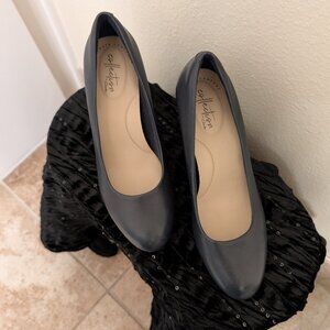 Clarks Navy Blue Platform Round Toe Pump in 7M